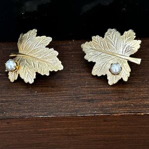 Sarah Coventry leaf earrings/ pierced ears only/ nice for fall / work, everyday